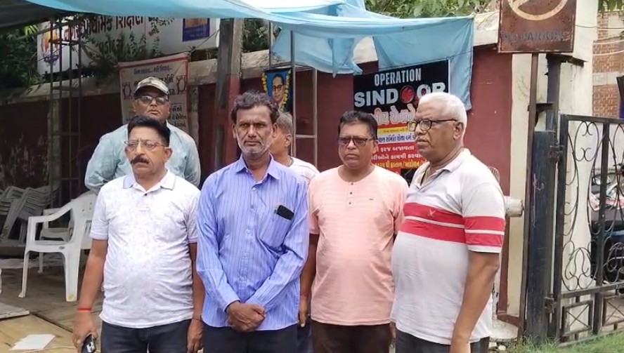 નગર પ્રાથમિક શિક્ષણ સમિતિના ચોથા વર્ગના કર્મચારીઓની હડતાલ મોકૂફ રાખી મૃતકોને શ્રદ્ધાંજલિ અર્પી 