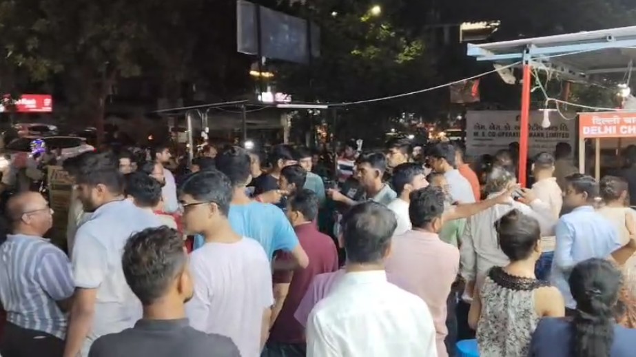 ઈવામોલ પાસે ધનલક્ષ્મી કોમ્પલેક્ષની બહાર ખાણીપીણીની લારીના ગ્રાહકોના વાહન થી રહીશો પરેશાન