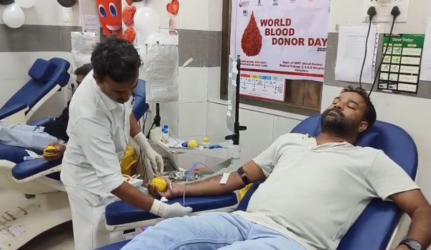 આજે વિશ્વ રક્તદાતા દિવસ નિમિતે સયાજી હોસ્પિટલના બ્લડ બેન્ક ખાતે રક્તદાતાઓ રક્તદાન કરવા પહોંચ્યા,