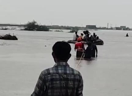 રાજુલા પંથકમાં મુશળધાર વરસાદ, પીપાવાવ ધામમાં પણ ભારે વરસાદ 22 જેટલા મજૂરોને સુરક્ષિત બહાર કાઢવા રેસ્ક્યુ ઓપરેશન હાથ ધરાયું