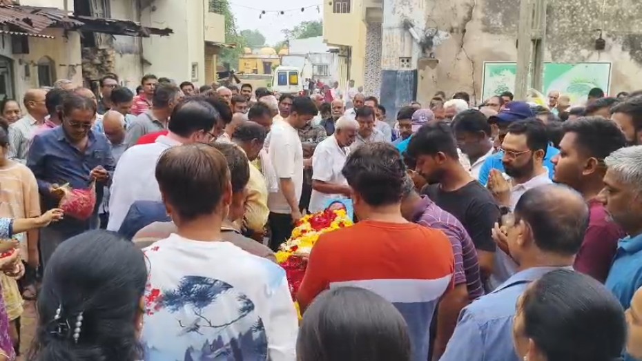 વિમાન દુર્ઘટનામાં મૃત્યુ પામેલા વરણામાના તરલ્લીકા બેનનો પાર્થિવ દેહ તેમના નિવાસસ્થાને લાવવામાં આવ્યો 