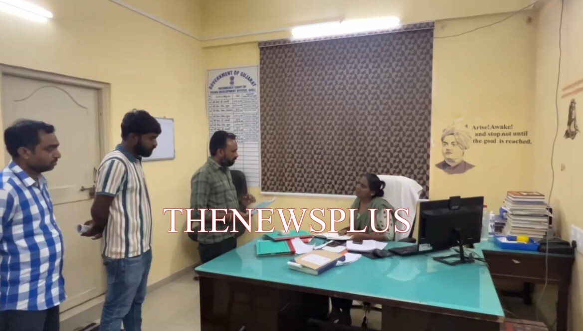 સાવલીનાં જૂના સમલાયા ગામમાં બોગસ મતદારોનો હોવાનો આક્ષેપ કરાયો.