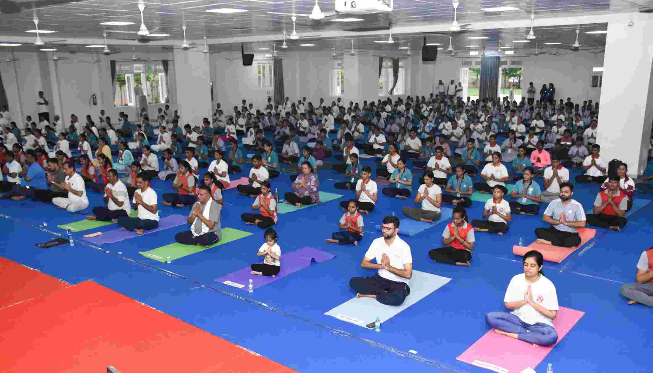 વરણામા સ્થિત ત્રિમંદિર ખાતે મોટી સંખ્યામાં લોકોએ સમૂહ યોગાભ્યાસ કરી જિલ્લા કક્ષાના યોગ દિવસની ઉજવણી કરી