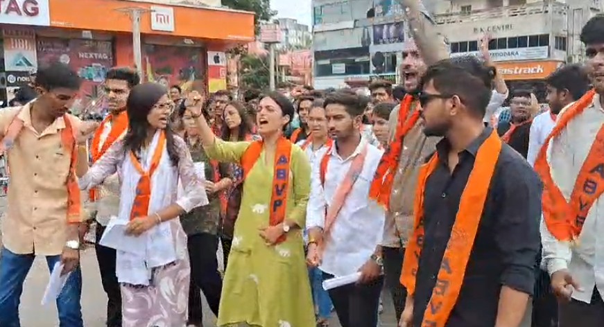 GCAS પોર્ટલની મુશ્કેલીઓ: ABVPની સેફ્રોન ટાવરથી હેડ ઓફિસ સુધી પદયાત્રા નીકળી 