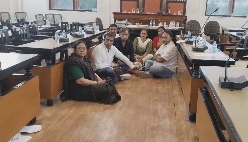 વડોદરા કોર્પોરેશનની સામાન્ય સભામાં ભારે હોબાળો: વિશ્વામિત્રી પૂરના મુદ્દે વિવાદથી સભા અધવચ્ચે બરખાસ્ત