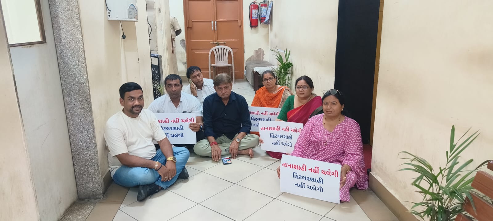 મેયરની ઓફિસની બહાર વિપક્ષી નેતા ચંદ્રકાંત શ્રીવાસ્તવ તથા કાઉન્સિલરો ધરણા પર બેઠા
