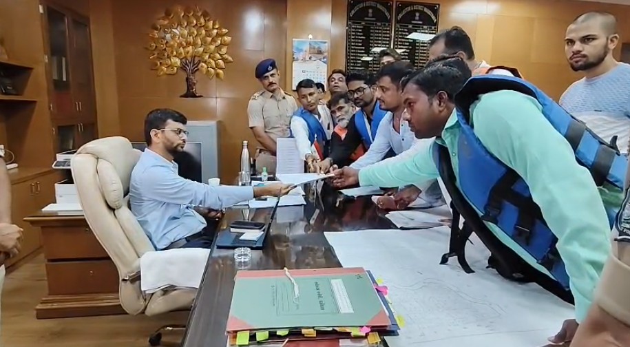 વિશ્વામિત્રી પ્રોજેક્ટમાં કરોડો રૂપિયાના ભ્રષ્ટાચાર મામલે આવેદન