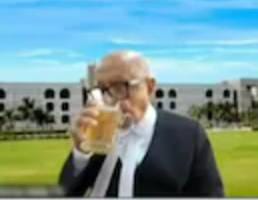 કોર્ટમાં વર્ચ્યુઅલ સુનાવણી દરમિયાન, વકીલ બીયરના મગમાંથી પીણું પીતા જોવા મળ્યા અવમાનનાની કાર્યવાહી શરૂ કરાઈ