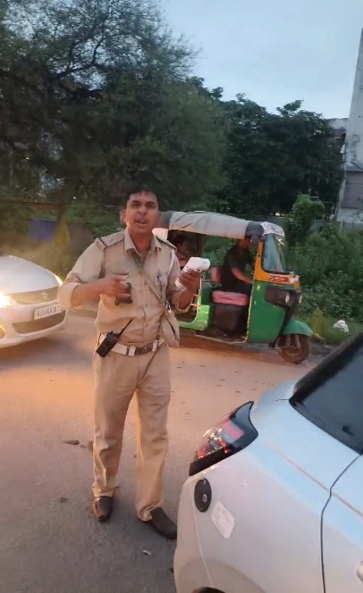 અટલાદરા મેન રોડ પર ટ્રાફિક પોલીસની મનમાની : ડ્રાયવીંગ લાયસન્સ હોવા છતાં DL નહીં હોવાનો મેમો ફટાકર્યો