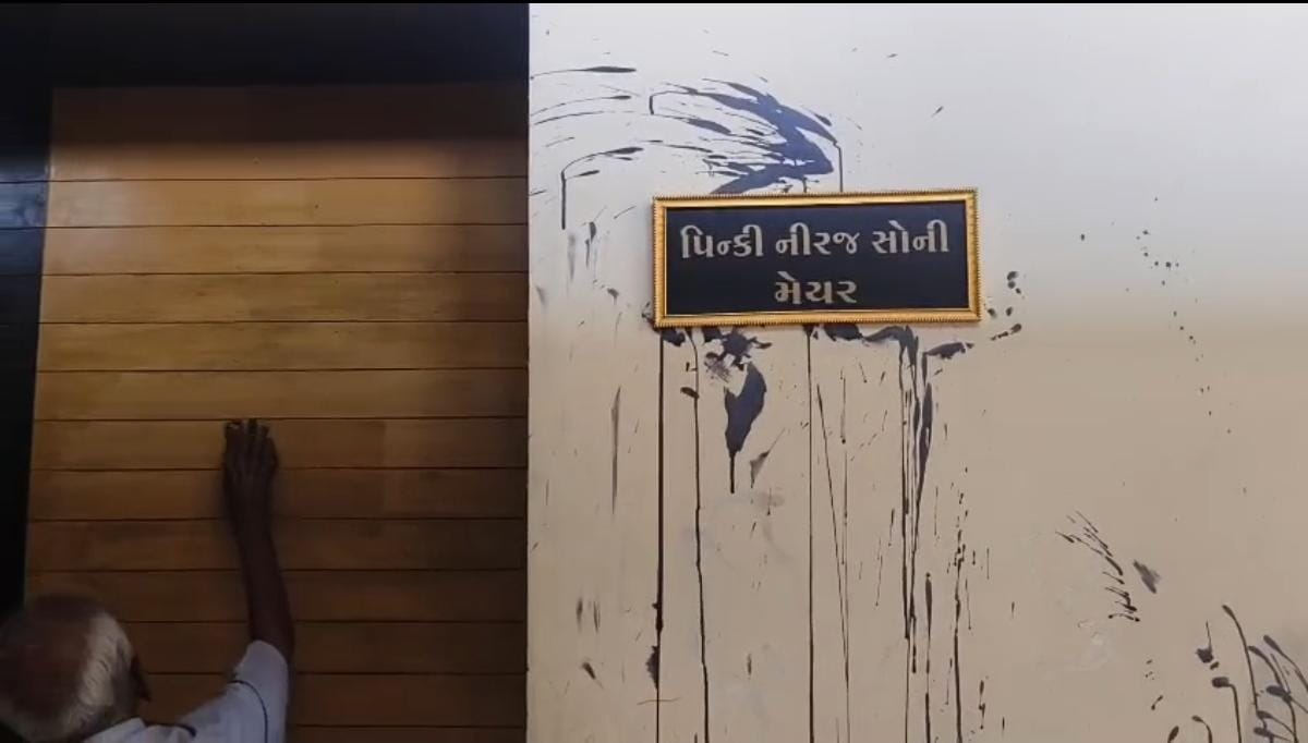 આપના કાંડ પછી મેયર ગભરાયા...આજે આખો દિવસ ઓફિસે જ ના ફરક્યા