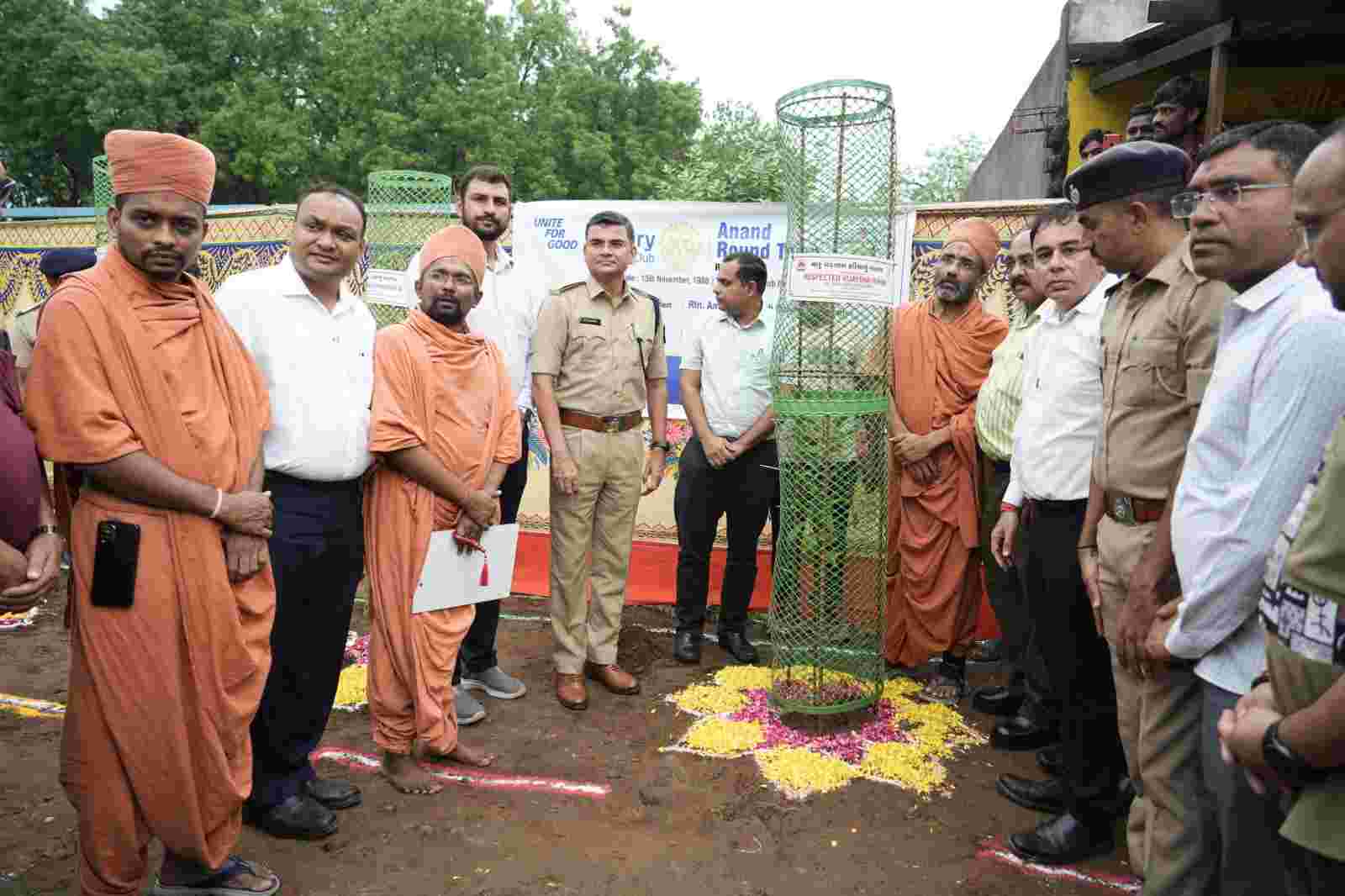વડતાલધામ સ્વામિનારાયણ મંદિર દ્વારા ઉત્તરસંડા ચોકડીથી જોળ સુધી રોડની બંને બાજુ ૨૨,૨૨૨ વૃક્ષારોપણનો પ્રારંભ કરાયો