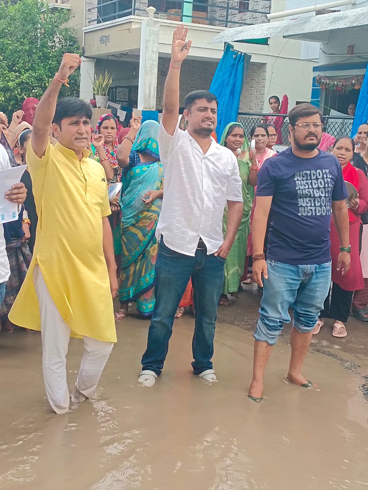 વોર્ડ નંબર આઠમાં પાણી ભરાતા લોકોને પારાવાર મુશ્કેલીનો સામનો કરવો પડી રહ્યો છે