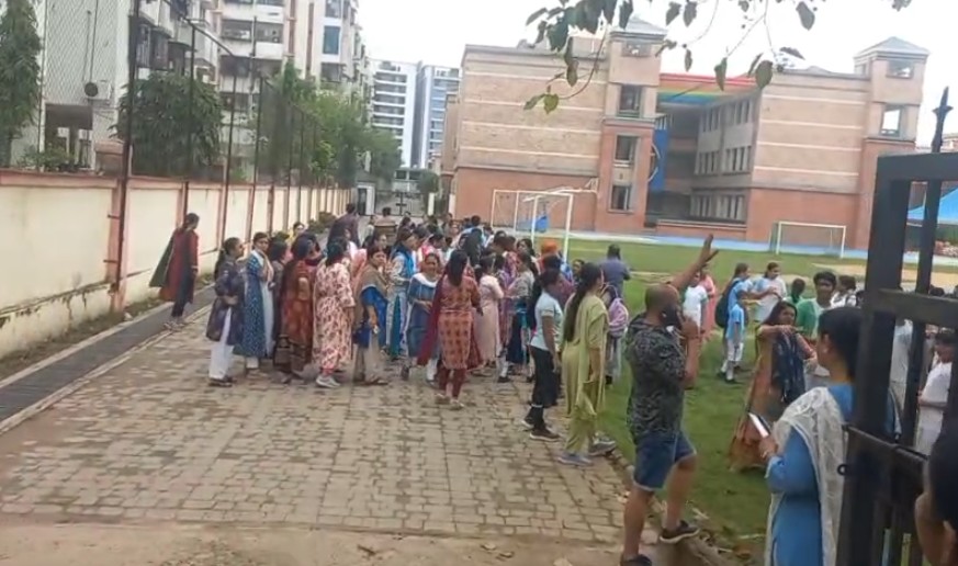 સિગ્નસ સ્કૂલને RDXથી ઉડાવવાની ધમકી મળતા પોલીસ તંત્ર તાત્કાલિક હરકતમાં આવ્યું, બોમ્બ સ્ક્વોડ અને ડોગ્સ સ્ક્વોડ સહિતની ટીમો દ્વારા સઘન તપાસ