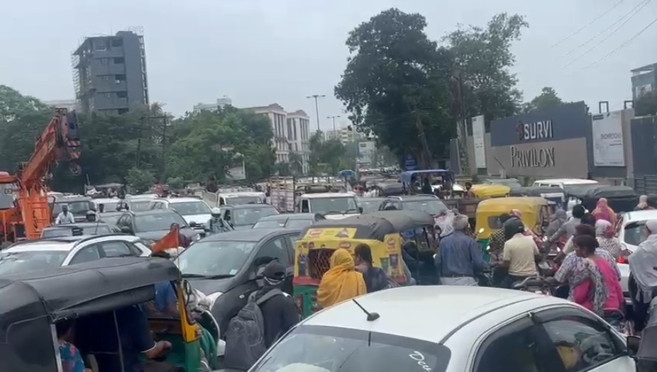 ખિસકોલી થી કલાલી વિસ્તારમાં ટ્રાફિક જામ 