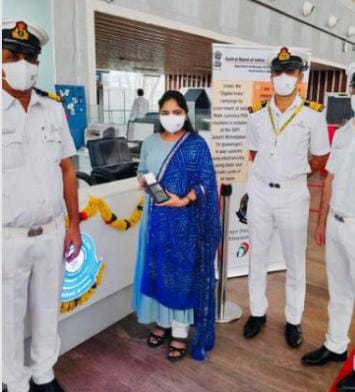 અબુધાબીથી 15 નંગ 16 આઇફોન, 4 નંગ એપલની ઘડિયાળ અને 9.500 કિલો કેસર લાવ્યો યાત્રી