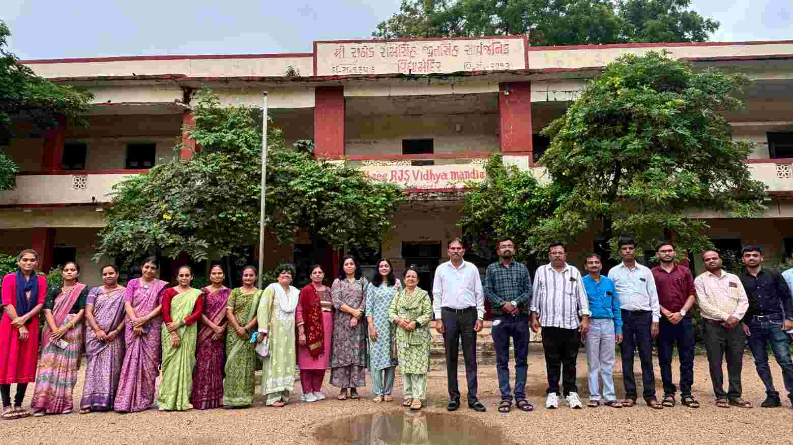 તરાપો ફાઉન્ડેશન દ્વારા સીમાડા સાચવતા વીર જવાનો માટે રાખડીઓ બનાવીને મોકલવાનું સુંદર કાર્ય હાથ ધરાયું