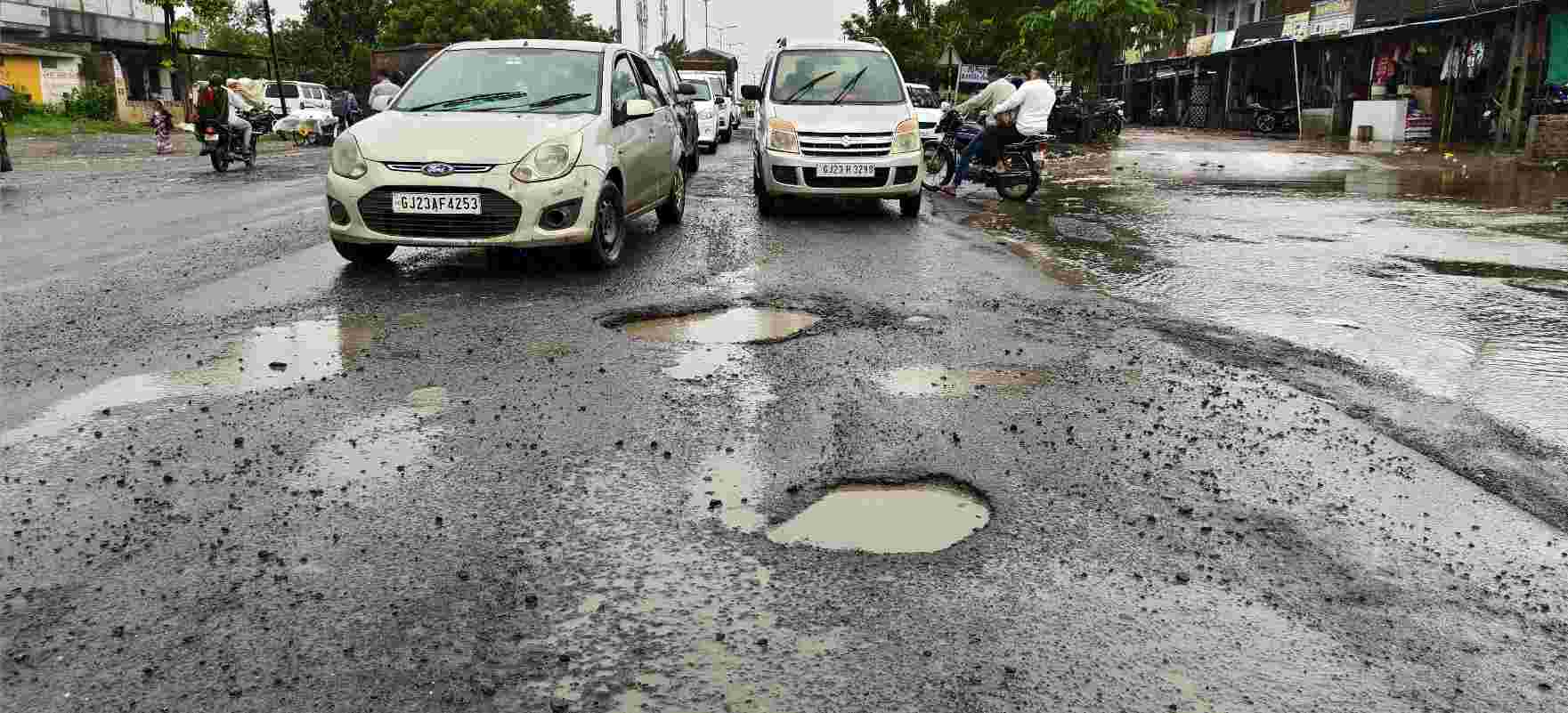 સાવલી પોઇચા ચોકડી થી પોલીસ મથક ચોકડી સુધી બિસ્માર રોડ રાહદારીઓને ભારે હાલાકી