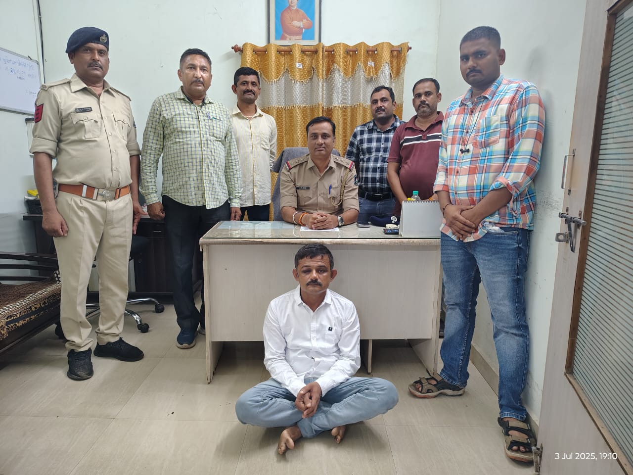 વાપી રેલવે સ્ટેશન પરથી નકલી ટી.ટી.ઇ પકડાયો 