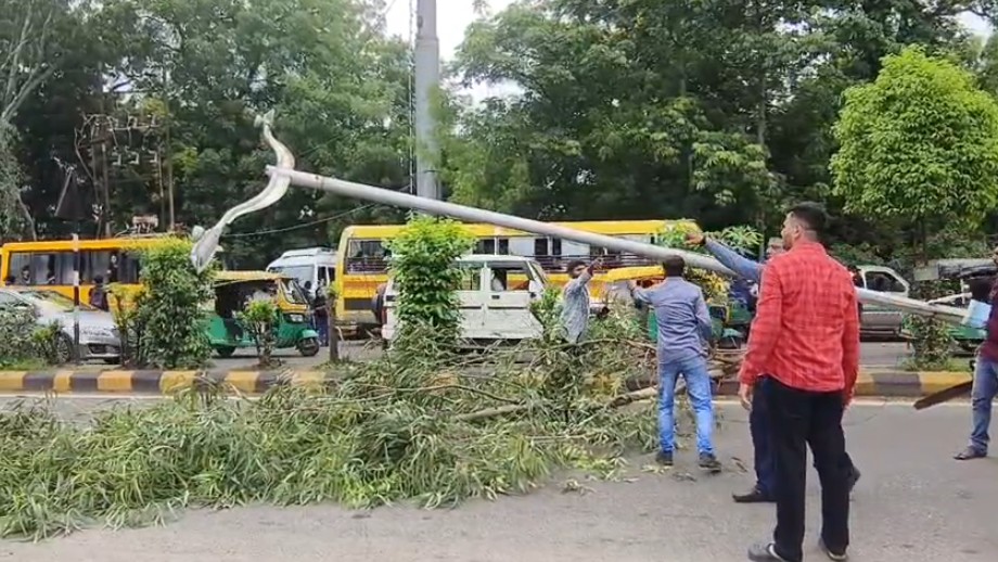 સુસેન રોડ પર જીઇબીનો થાંભલા પડ્યો : ટુ વ્હીલર ચાલાકે હેલ્મેટ પહેરતા મોટી ઇજા થતી બચી