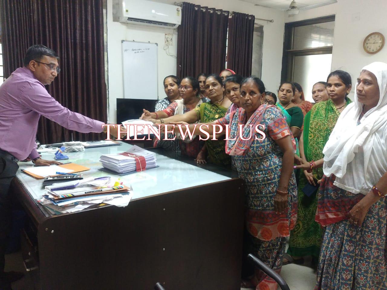 સાવલી તાલુકામાં આંગણવાડી કાર્યકર બેનો દ્વારા મામલતદાર સાવલીને આવેદન પત્ર આપ્યું