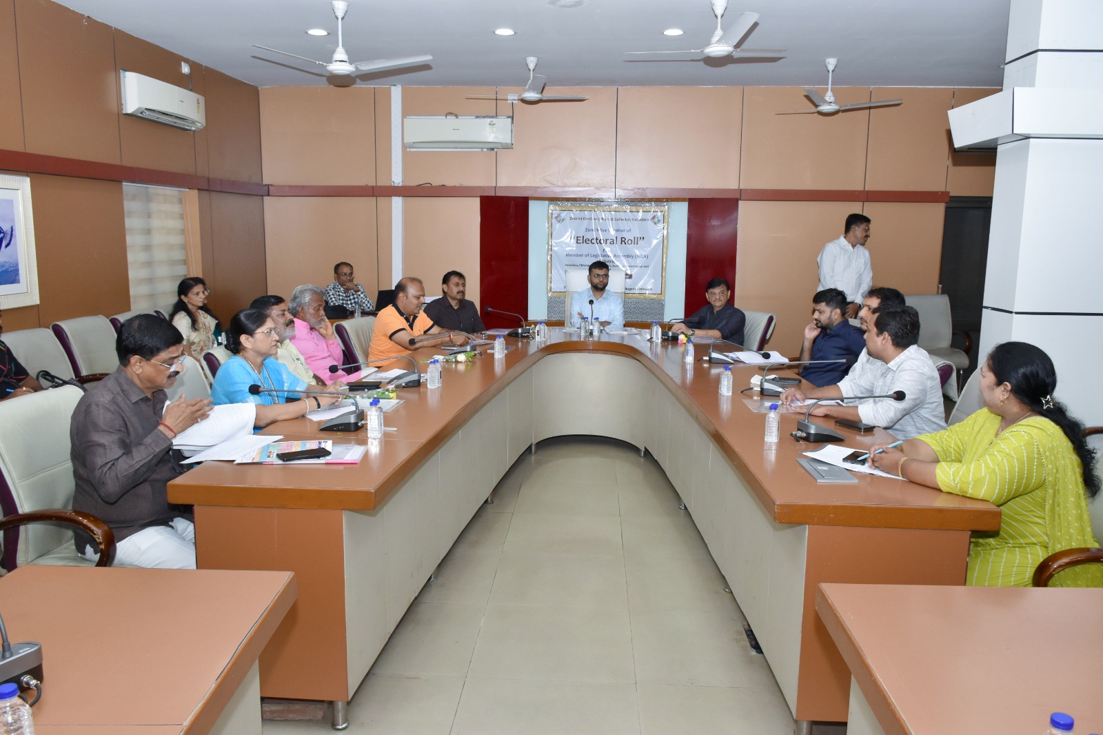 જિલ્લા ચૂંટણી અધિકારી અને કલેક્ટર, વડોદરા દ્વારા મતદાર યાદી સુધારણા સેમિનાર યોજાયો