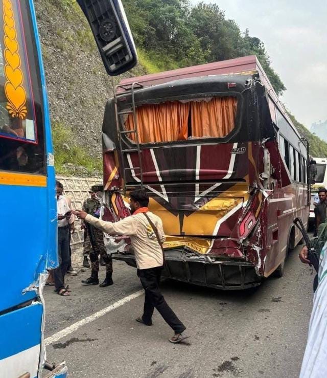 અમરનાથ યાત્રાના શ્રદ્ધાળુઓને લઇને જતી પાંચ બસો સાથે અકસ્માત થયો: ૩૬ શ્રદ્ધાળુઓ ઘાયલ 