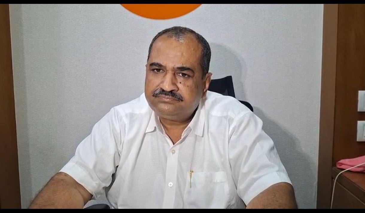 કોઈનાં ઈશારે પેટ્રોલ પંપનો વિવાદ ઉભો કરનારા યજ્ઞેશ શાસ્ત્રી સામે ડે.મેયર ચિરાગ બારોટે 10 કરોડની માનહાનિની ફરિયાદ વડોદરા કોર્ટમાં કરી