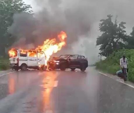 લુણાવાડા- દિવડા હાઇવે પર કારમાં જોરદાર ધડાકા સાથે આગ લાગી ડ્રાઈવરનું ઘટના સ્થળ પર જ મોત 9 લોકો ઘાયલ થયા 