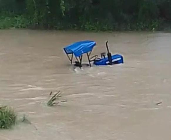 છોટા ઉદેપુરના ચીચોડ ગામમાં પૂરના પાણીમાં ટ્રેક્ટર તણાયું: ચાલકનો બચા