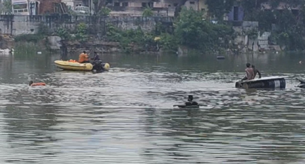 પોલીસના બંદોબસ્ત સાથે સરસીયા તળાવમાં ઠંડા કરવાની શરૂઆત