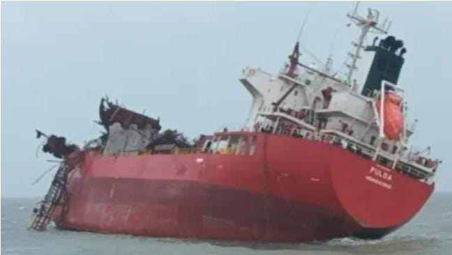 કંડલા ખાતે જહાજમાં તુણા ઓટીબી પાસે અચાનક બ્લાસ્ટ થયા બાદ આગ લાગી 