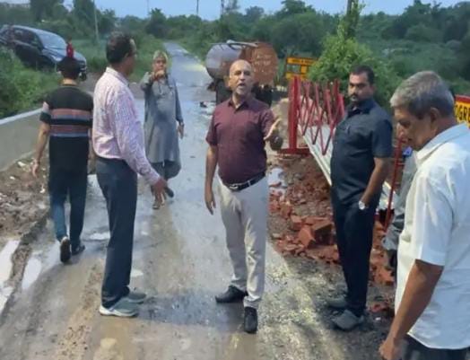 વોર્ડ નં.18ના હ. ના.કા.પા. ઈજનેર વિશાલ ઠાકુર અને એડિ.આસિ. ઇજનેર પાર્થરાજ દવેને દક્ષિણ ઝોન ડે.મ્યુ. કમિશનરે નોટિસ પાઠવી