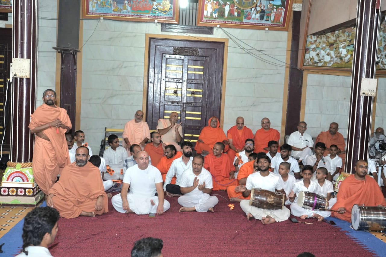 વડતાલધામમાં દેવપોઢી એકાદશીના શુભ દિને ૧૨ કલાકની અખંડ ધૂન યોજાઈ