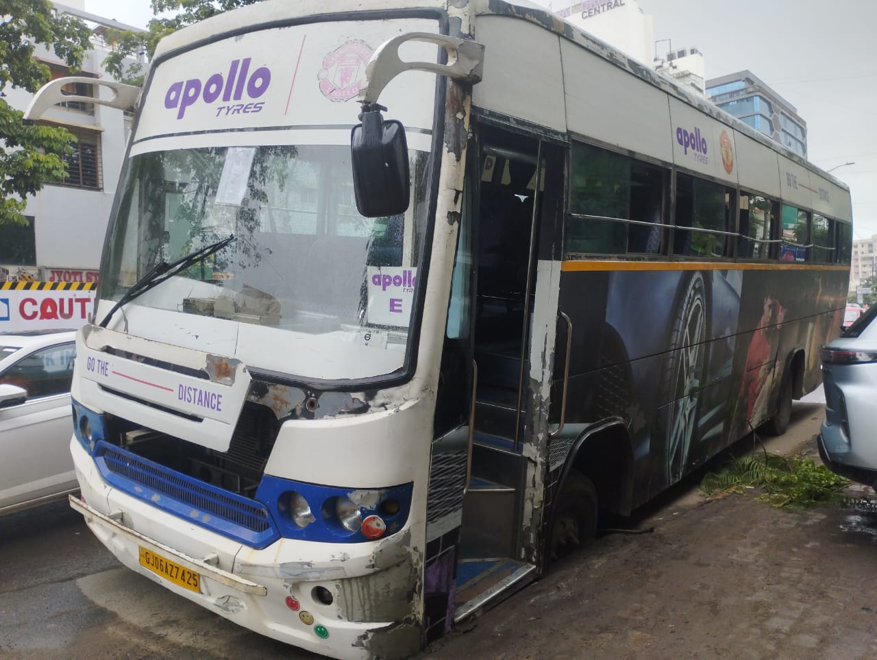 મુજમહુડા થી અકોટા તરફ જતા અપોલો ટાયર કંપનીની બસનું ટાયર ખાડામાં ફસાયું 