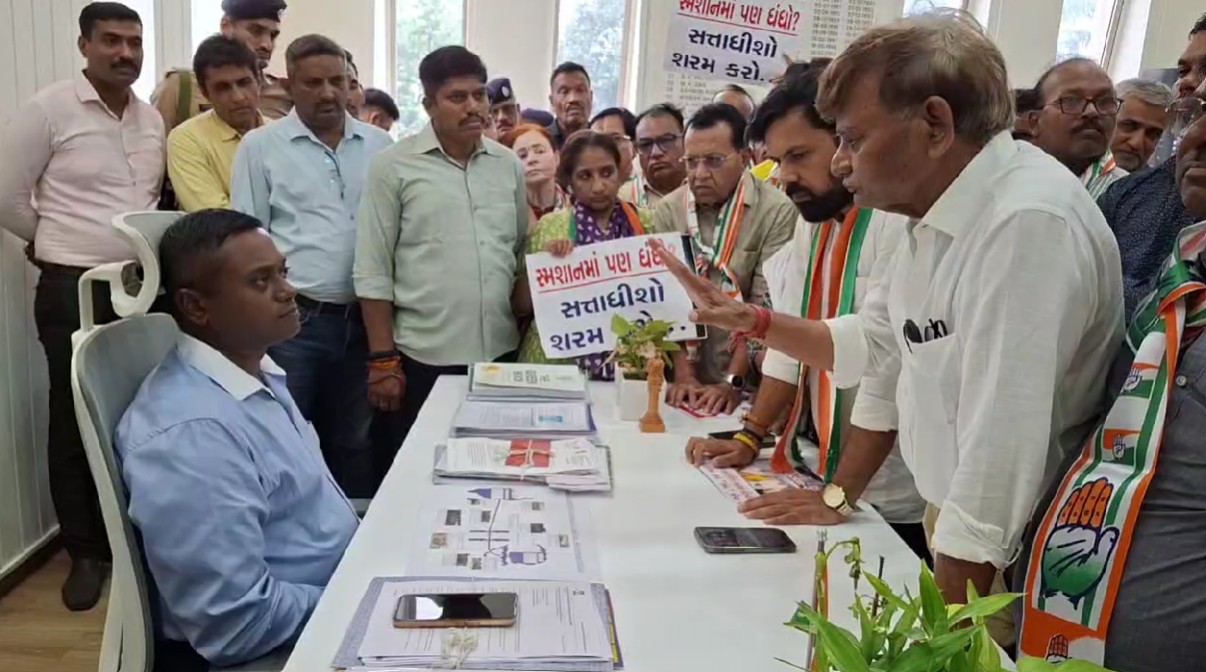 વડોદરા મહાનગરપાલિકાના સ્મશાન સંચાલન મુદ્દે કોંગ્રેસનો મ્યુનિસિપલ કમિશનરને ઘેરાવ