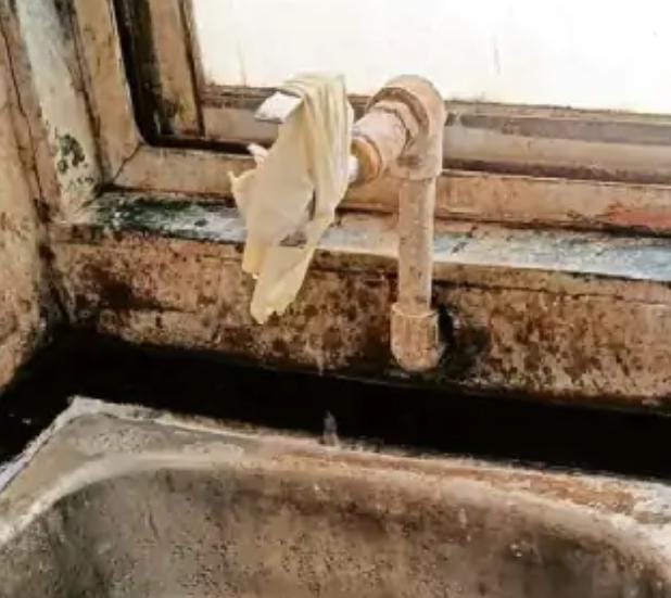 SSGH ઈમર્જન્સી વોર્ડમાં પાણીના નળનું લીકેજ રોકવા સર્જિકલ ગ્લવ્ઝનો ઉપયોગ