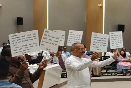 જિલ્લા પંચાયતની સામાન્ય સભામાં કોંગ્રેસના સભ્યો દ્વારા વિપક્ષીનેતાની આગેવાનીમાં પ્લેકાર્ડ સાથે સૂત્રોચ્ચાર