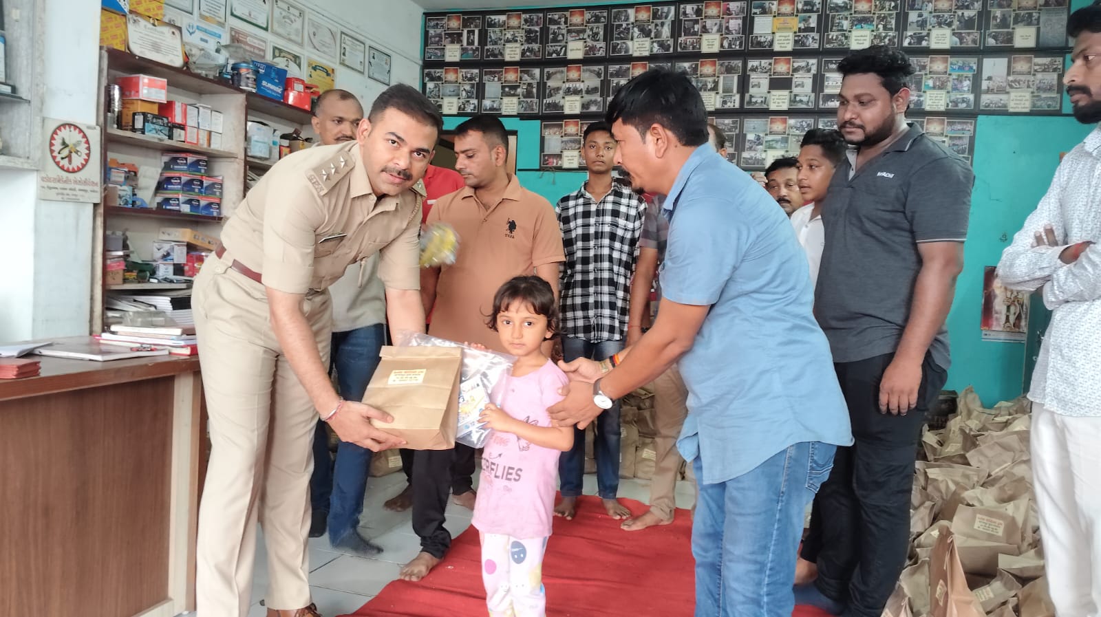 કર્તવ્ય ચેરીટેબલ ટ્રસ્ટ,દ્વારા ગૌરીવ્રત કરતી દીકરીઓ માટે પુજાપો, સૂકો મેવો, ફ્રુટ, નાસપતિ, આલુ કેળાની વેફર નિઃશુલ્ક સેવા 