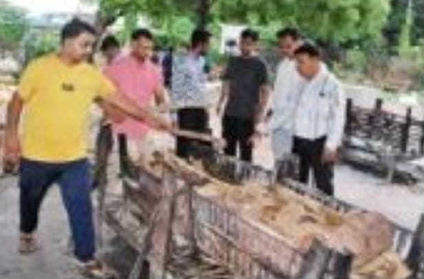 સ્માર્ટ સીટીમાં લોકોએ જાતે ચિતામાં લાકડાં-છાણાં મૂકવાં પડ્યાં: સ્વજનોએ અસ્થિ માટેની ટ્રે પણ જાતે શોધવી પડી