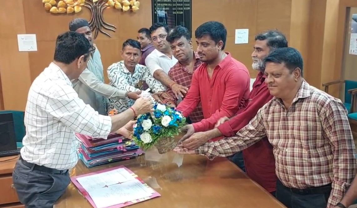 ટીમ વડોદરા દ્વારા વડોદરા જિલ્લા કલેકટરને પુષ્પ ગુચ્છા આપી અભિવાદન
