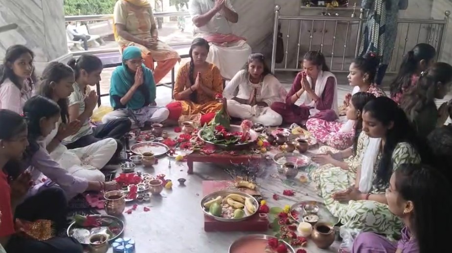 જયા પાર્વતીના વ્રત નિમિત્તે કુબેરેશ્વર મહાદેવ મંદિર ખાતે કુવારીકાઓએ ભગવાન ભોળાનાથની પૂજા અર્ચના કરી