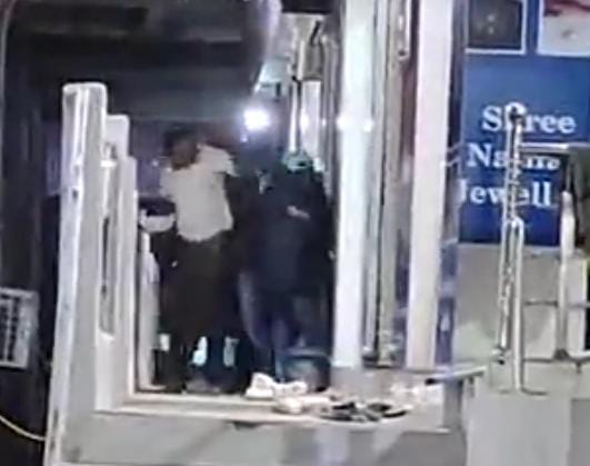 લૂંટારુઓએ ત્રણ રાઉન્ડ ફાયરિંગ કરતા જવેલર્સ માલિકનું મોત