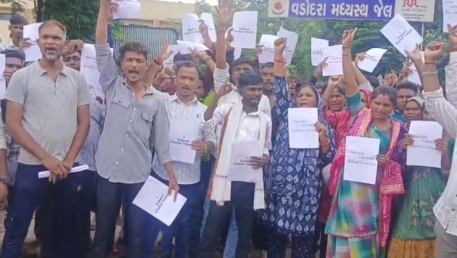 ચૈતર વસાવાના સમર્થકોએ વડોદરાની મધ્યસ્થ જેલ બહાર પ્લે કાર્ડ સાથે લાગ્યા નારા લગાવ્યા 