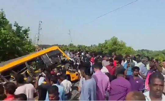 ટ્રેને સ્કૂલ વાનને તો મિની ટ્રકે કારને ફંગોળી, કુલ 7 મોત, 5ને ઈજા