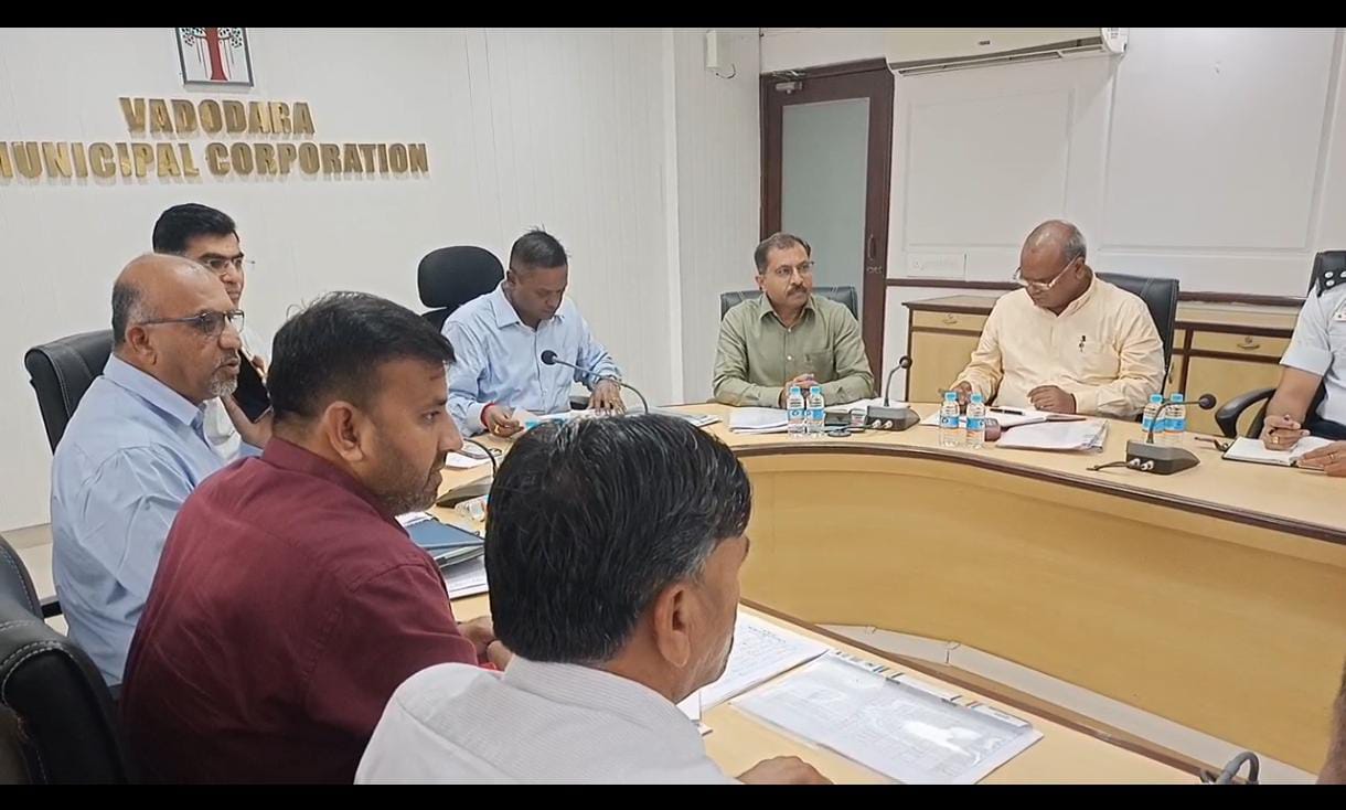 શહેરમાં ખાડા, ડ્રેનેજ અને પાણીની લાઈનના કામોમાં વ્યાપક બેદરકારી જોઇને કમિશનરની લાલ આંખ
