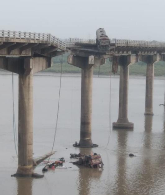 પાદરા-જંબુસર વચ્ચે આવેલો ગંભીરા બ્રિજ તૂટી પડ્યો