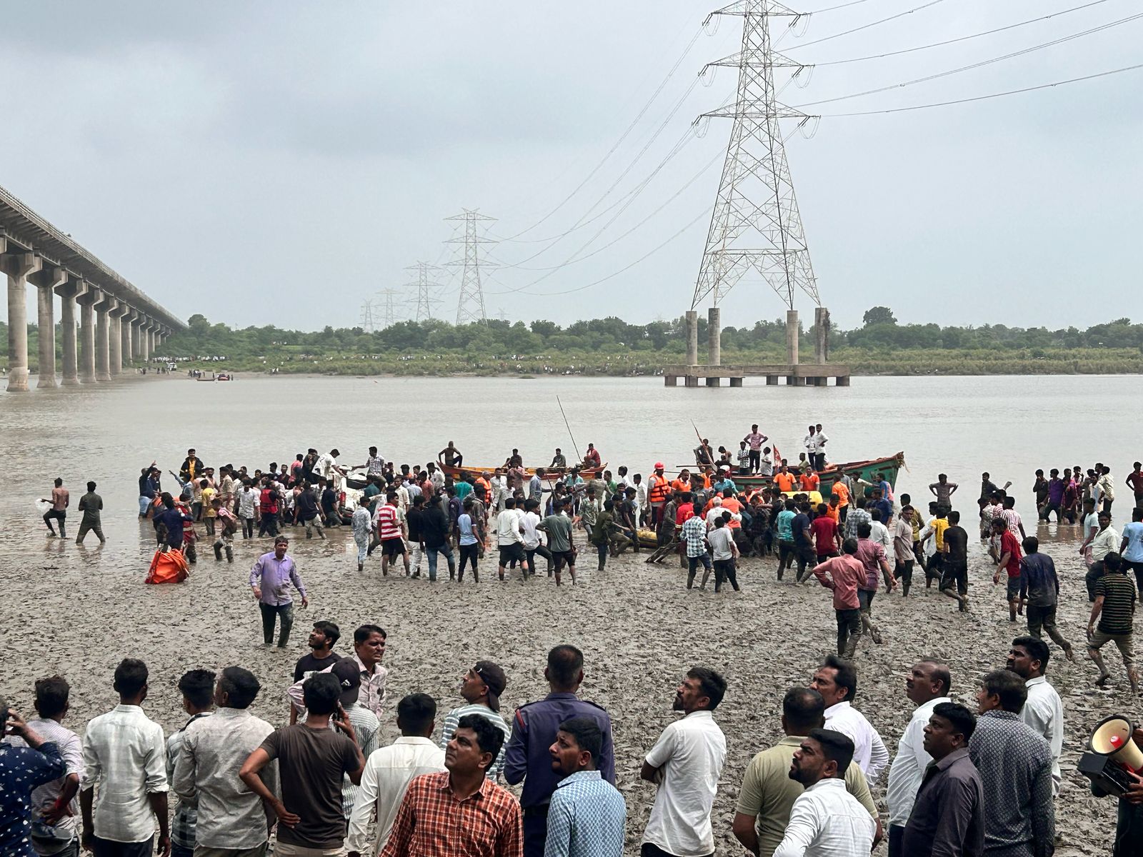 પાદરામાં ગંભીરા પુલ તૂટતાં ઈજાગ્રસ્તોને હોસ્પિટલમાં ખસેડાયા