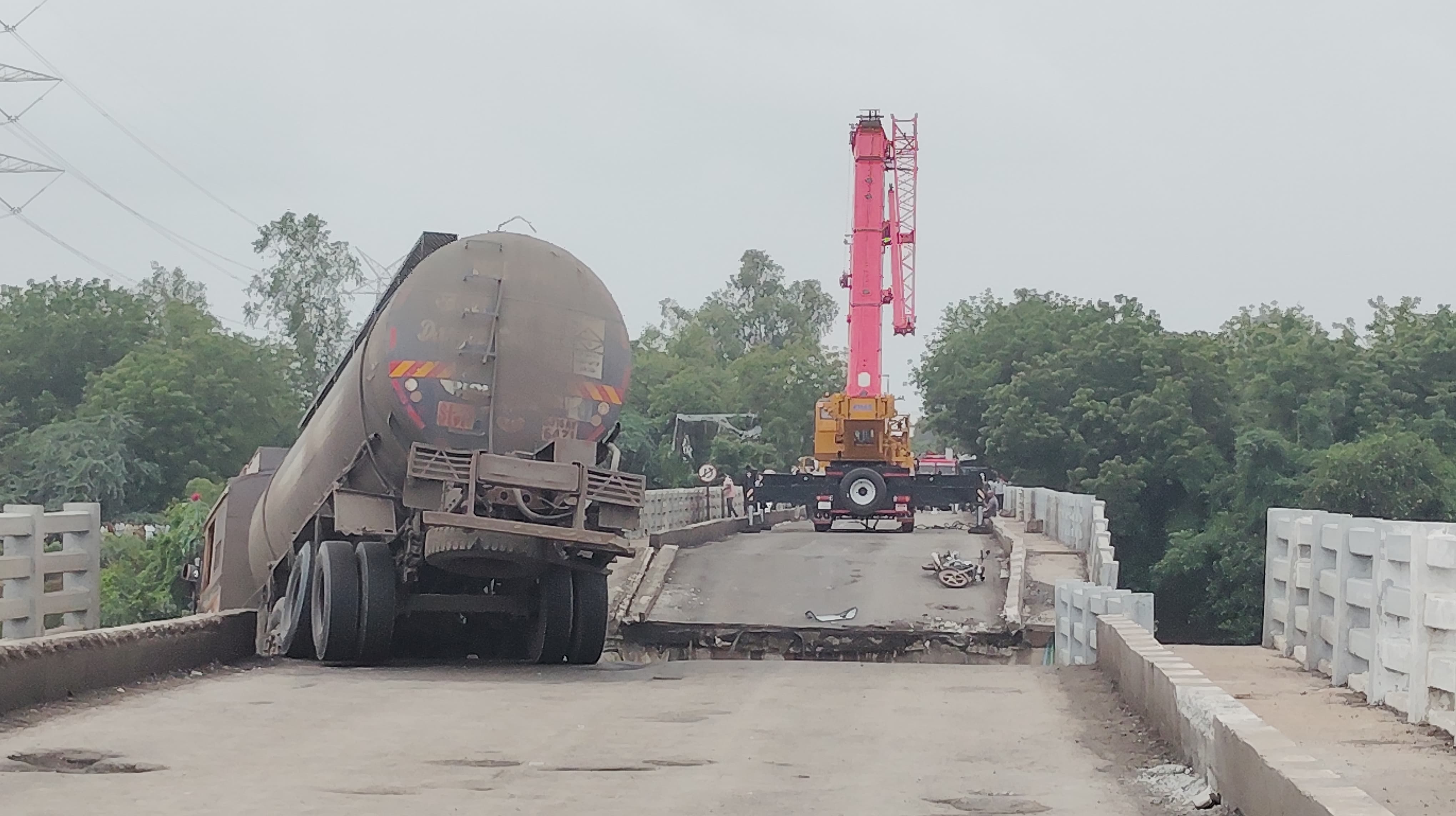 પાદરા ખાતે બનેલી ઘટનામાં હાઇડ્રોલિક ક્રેઇનની મદદથી ફસાયેલા ટ્રકને બહાર કાઢવાના પ્રયત્ન કરવામાં આવી રહ્યા છે