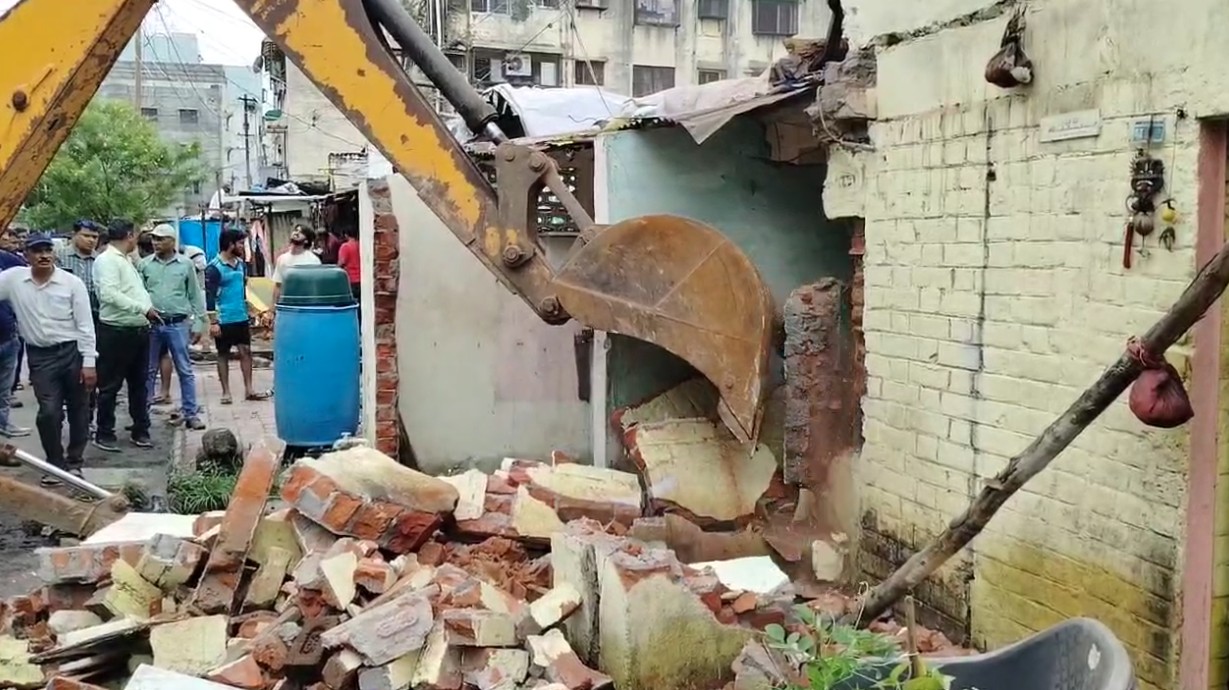 વરસાદી માહોલમાં પણ દબાણ શાખાની ટીમ દ્વારા દબાણો દૂર કરવાની ઝુંબેશ યથાવત 