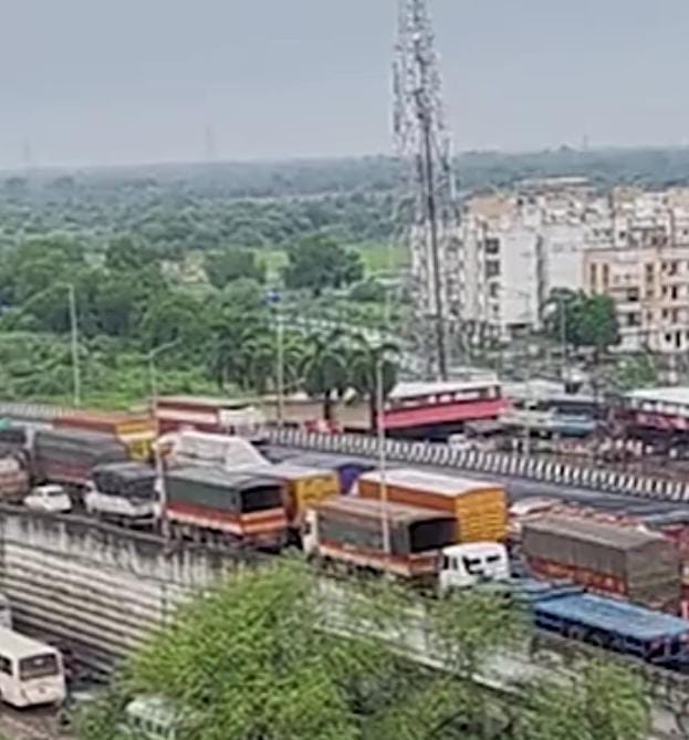 વડોદરા થી કરજણ જતાં જામ્બુવા બ્રિજની હાલત પણ જોખમી છે